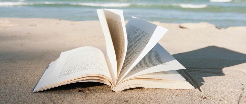 Livre ouvert en bord de mer