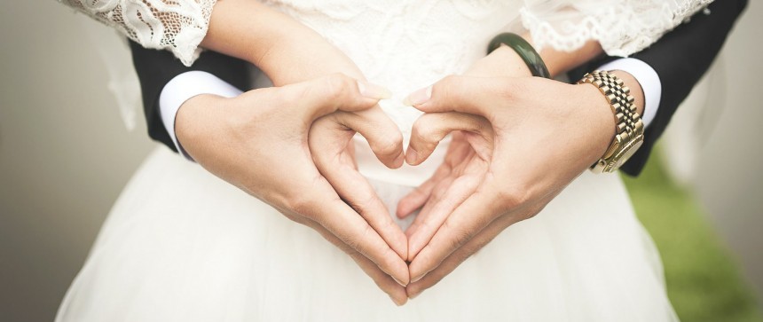 Mains en forme de coeur pour un mariage