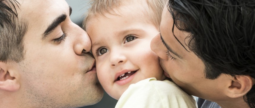 Deux papas plein d'amour pour leur enfant